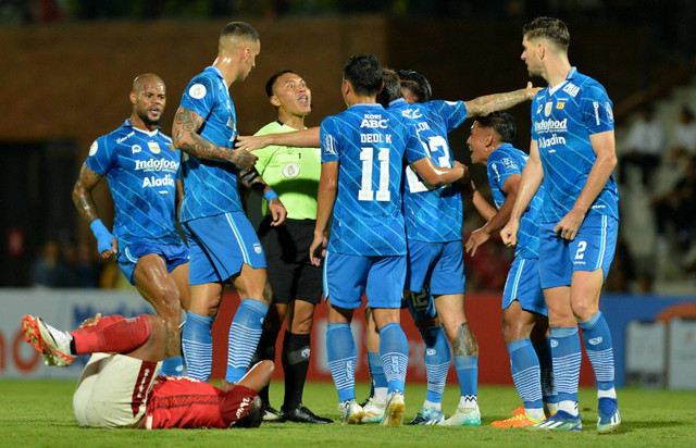 Pemain Persib Bandung melakukan protes kepada wasit Heru Cahyono saat pertandingan semifinal leg pertama Championship Series Liga 1 melawan Bali United di Training Center Bali United, Pantai Purnama, Gianyar, Bali, Selasa (14/5/2024). Foto: Fikri Yusuf/ANTARA FOTO