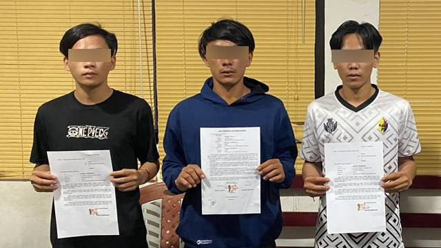 Para pelaku aniaya saat konvoi iringan jenazah di Minahasa, berfoto dengan surat pernyataan bermeterai. (foto: dokumen polres minahasa)