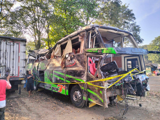 Wujud bus pariwisata Putera Fajar pasca kecelakaan di Subang. Foto: Dok. Istimewa