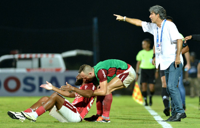 Pelatih Bali United Stefano Cugurra (kanan) memberikan instruksi saat pertandingan semifinal leg pertama Championship Series Liga 1 2023/2024 melawan Persib Bandung di Training Center Bali United, Pantai Purnama, Gianyar, Bali, Selasa (14/5/2024). Foto: Fikri Yusuf/ANTARA FOTO