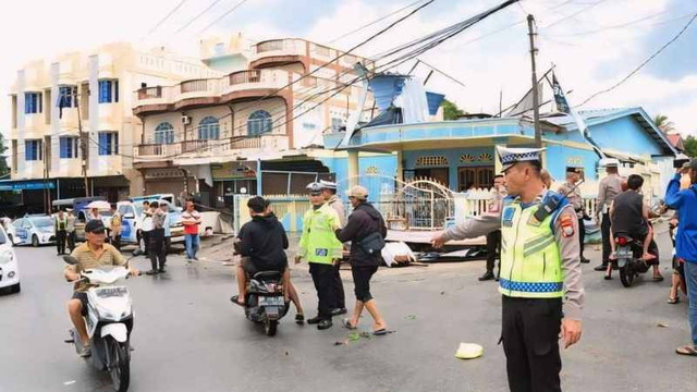 Personel gabungan menjaga area pemukiman warga di Batu Lipai dan Wonosari, Kecamatan Meral, Kabupaten Karimun, Kepri, usai dihantam puting beliung, Selasa (14/5/2024). Foto: ANTARA/HO-Humas Polres Karimun