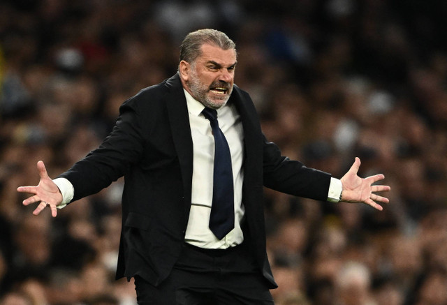 Ange Postecoglou saat Tottenham Hotspur vs Man City dalam laga tunda Liga Inggris 2023/24 di Tottenham Hotspur, London, pada Rabu (15/5) dini hari WIB. Foto: REUTERS/Dylan Martinez