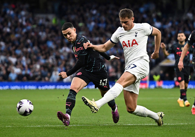 Duel Phil Foden dengan Micky van de Ven saat Tottenham Hotspur vs Man City dalam laga tunda Liga Inggris 2023/24 di Tottenham Hotspur, London, pada Rabu (15/5) dini hari WIB. Foto: REUTERS/Dylan Martinez