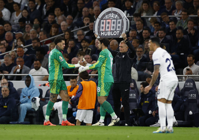 Ederson Moraes diganti Stefan Ortega saat Tottenham Hotspur vs Man City dalam laga tunda Liga Inggris 2023/24 di Tottenham Hotspur, London, pada Rabu (15/5) dini hari WIB. Foto: Action Images via Reuters/Peter Cziborra