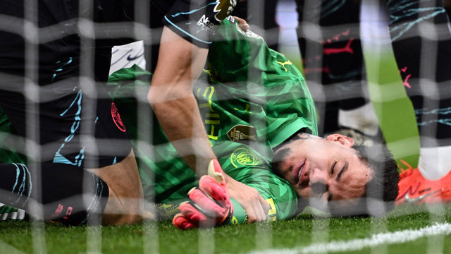 Ederson Moraes tumbang saat Tottenham Hotspur vs Man City dalam laga tunda Liga Inggris 2023/24 di Tottenham Hotspur, London, pada Rabu (15/5) dini hari WIB. Foto: REUTERS/Dylan Martinez