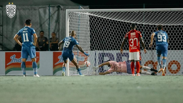 Penyelamatan penalti Adilson Maringa saat Bali United vs Persib Bandung dalam laga leg pertama semifinal championship series Liga 1 2023/24 di Bali United Training Center, Gianyar, pada Selasa (14/5). Foto: Instagram/@baliunitedfc