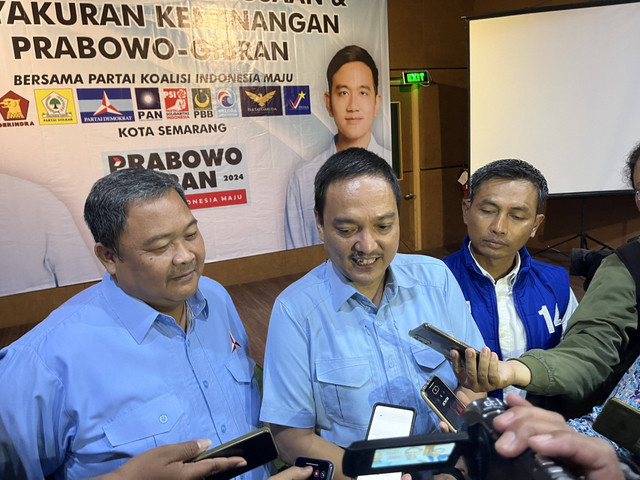Alamsyah Satyanegara Sukawijaya atau Yoyok Sukawi, bos klub PSIS Semarang (tengah). Foto: Intan Alliva/kumparan