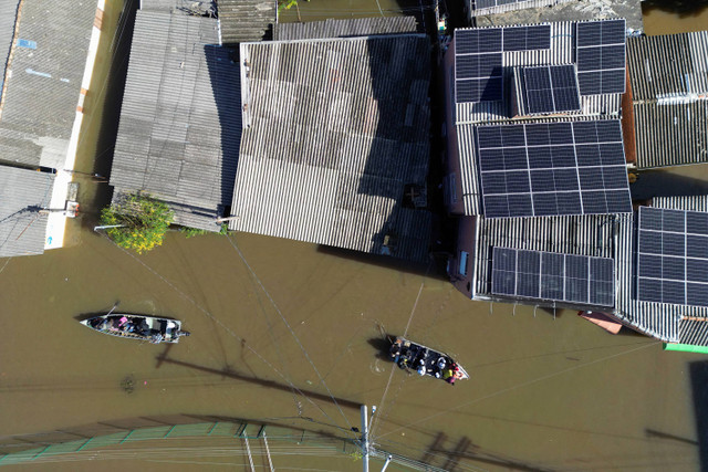 Foto dari drone menunjukkan warga dievakuasi dari rumah mereka yang terendam banjir  akibat hujan lebat, di Serraria, Porto Alegre, Rio Grande do Sul, Brasil, 14 Mei 2024.  Foto: REUTERS/Diego Vara