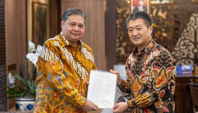 Menteri Koordinator Bidang Perekonomian Airlangga Hartarto (kiri) foto bersama dengan Duta Besar RRT untuk Indonesia YM. Lu Kang di Kantor Kemenko Perekonomian, Selasa (14/05). Foto: Dok. ekon.go.id