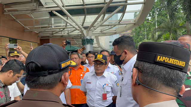 Wali Kota Medan Bobby Nasution saat penyegelan Mal Centre Point Medan, Rabu (15/5/2024). Foto: Tri Vosa/kumparan