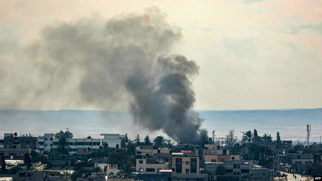 Serangan udara Israel terjadi di Rafah timur, Jalur Gaza selatan, pada tanggal 13 Februari 2024, dalam konteks konflik yang sedang berlangsung antara Israel dan Hamas, Palestina. (SAID KHATIB/AFP)