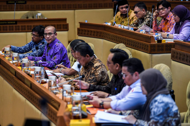 Ketua KPU Hasyim Asy'ari (kedua kiri) mengikuti rapat kerja bersama Komisi II DPR di kompleks Parlemen, Jakarta, Rabu (15/5/2024). Foto: Galih Pradipta/ANTARA FOTO