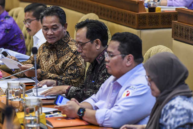 Ketua DKPP Heddy Lugito (kedua kiri) mengikuti rapat kerja bersama Komisi II DPR di kompleks Parlemen, Jakarta, Rabu (15/5/2024). Foto: Galih Pradipta/ANTARA FOTO