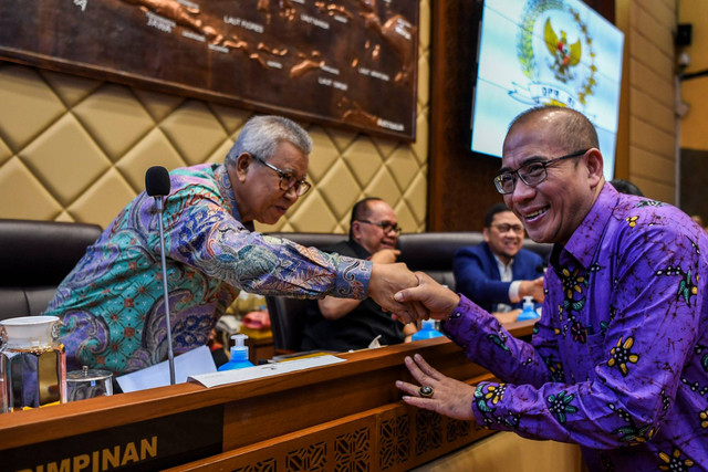 Ketua KPU Hasyim Asy'ari (kanan) berbincang dengan Wakil Ketua komisi II DPR Syamsurizal (kiri) sebelum rapat kerja bersama Komisi II DPR di kompleks Parlemen, Jakarta, Rabu (15/5/2024). Foto: Galih Pradipta/ANTARA FOTO