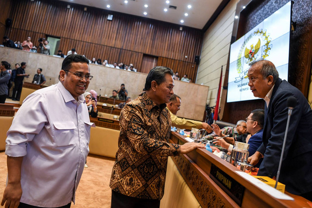 Ketua Bawaslu Rahmat Bagja (kiri), Ketua DKPP Heddy Lugito (tengah) berbincang dengan Wakil Ketua komisi II DPR Saan Mustopa (kanan) sebelum rapat kerja bersama Komisi II DPR di kompleks Parlemen, Jakarta, Rabu (15/5/2024). Foto: Galih Pradipta/ANTARA FOTO