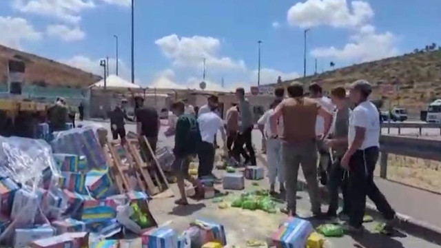 Pengunjuk rasa Israel memblokir truk bantuan menuju Gaza dan merusak paket makanan di jalan, pada Senin (13/5/2024). Foto: Reuters Tv