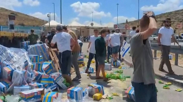 Pengunjuk rasa Israel memblokir truk bantuan menuju Gaza dan merusak paket makanan di jalan, pada Senin (13/5/2024). Foto: Reuters Tv