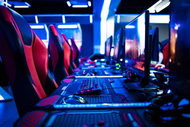 Gambar ruangan bermain game (sumber: https://www.istockphoto.com/)
