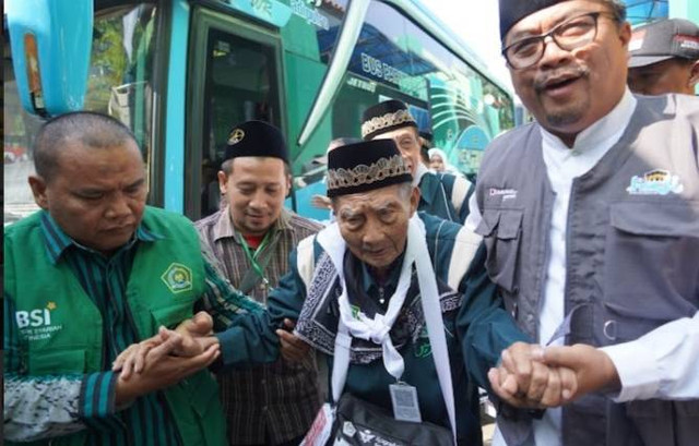Mbah Mislan saat tiba di Asrama Haji Sukolilo Surabaya, Rabu (15/5) pagi.