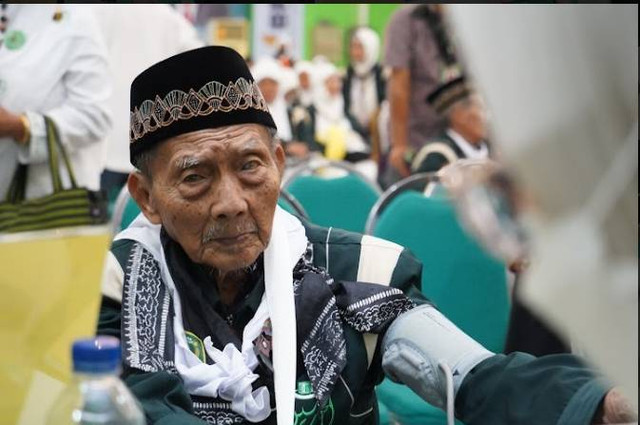 Mbah Mislan menjalani pemeriksaan kesehatan di Asrama Haji Sukolilo Surabaya.
