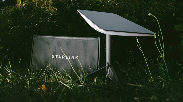 Ilustrasi Starlink. Foto: Hadrian/Shutterstock