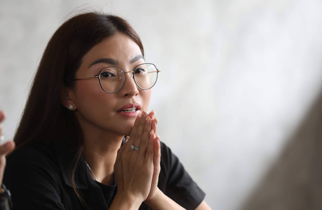 Istri dari Ruben Onsu, Sarwendah saat memberikan keterangan kepada wartawan terkait menghujat keluarganya di media sosial di kawasan Kebon Jeruk, Jakarta, Rabu, (15/5/2024). Foto: Agus Apriyanto