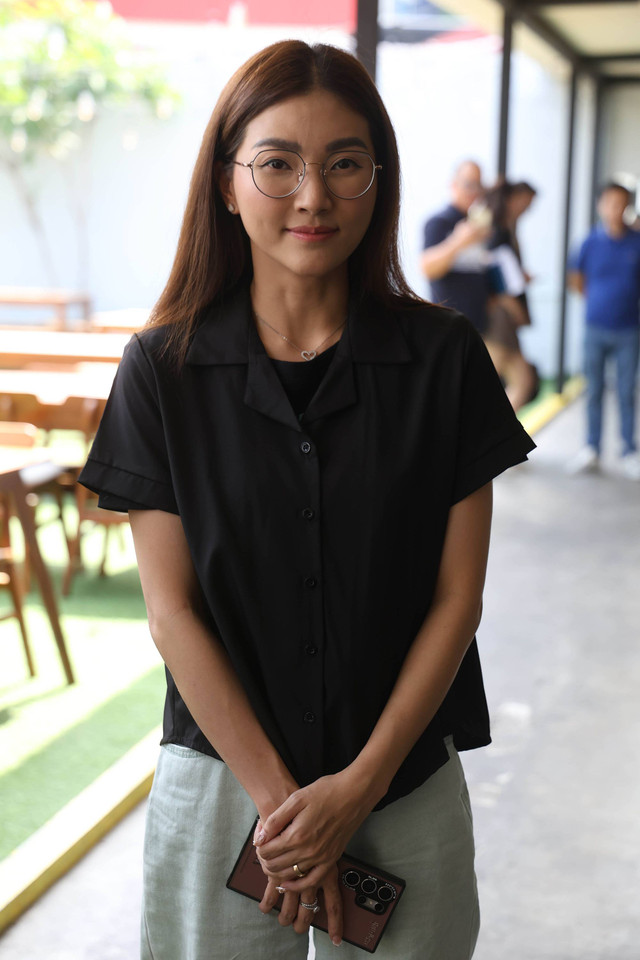 Istri dari Ruben Onsu, Sarwendah saat memberikan keterangan kepada wartawan terkait menghujat keluarganya di media sosial di kawasan Kebon Jeruk, Jakarta, Rabu, (15/5/2024). Foto: Agus Apriyanto