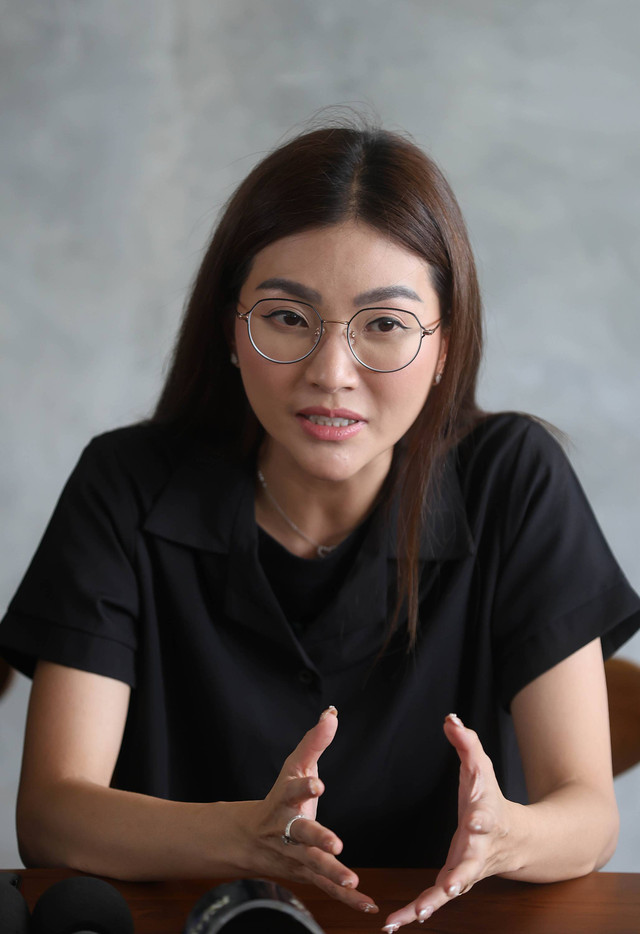 Istri dari Ruben Onsu, Sarwendah saat memberikan keterangan kepada wartawan terkait menghujat keluarganya di media sosial di kawasan Kebon Jeruk, Jakarta, Rabu, (15/5/2024). Foto: Agus Apriyanto