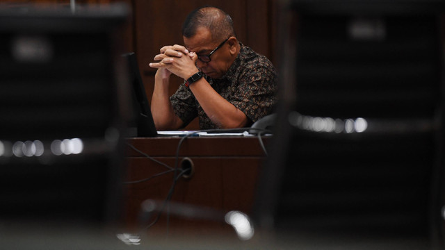 Terdakwa kasus dugaan korupsi pengadaan pesawat CRJ-1000 dan ATR 72-600 di Garuda Indonesia Emirsyah Satar mengikuti sidang lanjutan di Pengadilan Tipikor, Jakarta, Rabu (15/5/2024). Foto: ANTARA FOTO/Akbar Nugroho Gumay