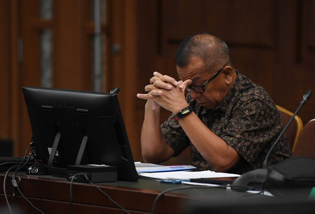 Terdakwa kasus dugaan korupsi pengadaan pesawat CRJ-1000 dan ATR 72-600 di Garuda Indonesia Emirsyah Satar mengikuti sidang lanjutan di Pengadilan Tipikor, Jakarta, Rabu (15/5/2024). Foto: ANTARA FOTO/Akbar Nugroho Gumay