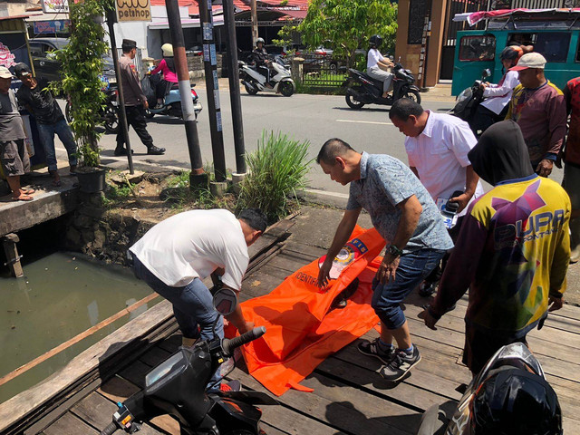 Polisi mengevakuasi potongan tubuh manusia yang ditemukan di parit Jalan Danau Sentarum, Pontianak. Foto: Dok. Hi!Pontianak