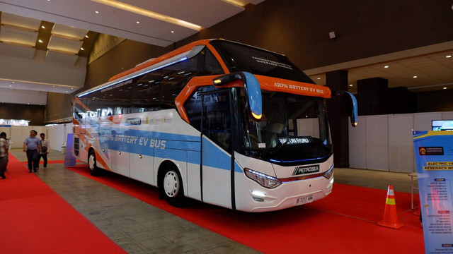 Bus listrik konversi kolaborasi UI dan Petrosea. Foto: Aditya Pratama Niagara/kumparan