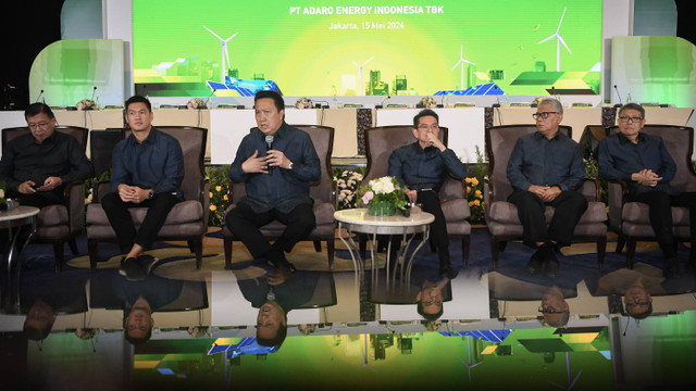 Presiden Direktur PT Adaro Energy Indonesia Tbk (Adaro) Garibaldi Thohir memberikan keterangan pers usai melaksanakan Rapat Umum Pemegang Saham Tahunan (RUPST) di Jakarta, Rabu (15/5/2024). Foto: ANTARA FOTO/M Risyal Hidayat