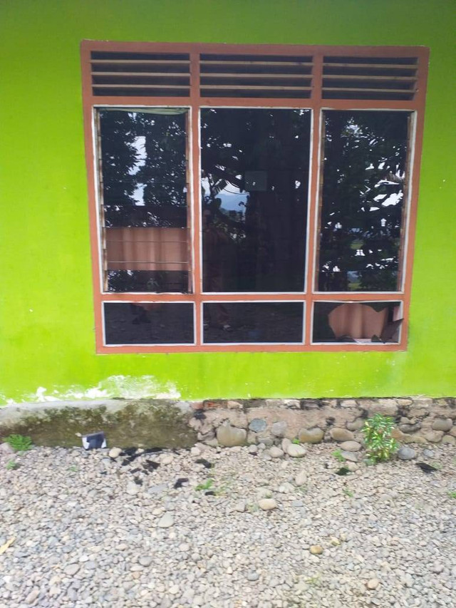 Kantor Desa dan Rumah diserang rombongan pengantar jenazah di Kecamatan Lamasi, Kabupaten Luwu, Sulawesi Selatan. Foto: Dok. Istimewa