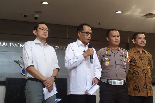 Menhub Budi Karya Sumadi memberikan keterangan pers usai kegiatan rapat koordinasi bus pariwisata berkeselamatan di NTMC Korlantas Polri, Jakarta, Rabu (15/5/2024). Foto: Rachmadi Rasyad/kumparan