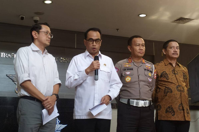 Menhub Budi Karya Sumadi memberikan keterangan pers usai kegiatan rapat koordinasi bus pariwisata berkeselamatan di NTMC Korlantas Polri, Jakarta, Rabu (15/5/2024). Foto: Rachmadi Rasyad/kumparan