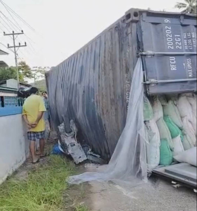 Kontainer bermuatan jagung yang menimpa pengendara motor di Singkawang. Foto: Dok. Istimewa