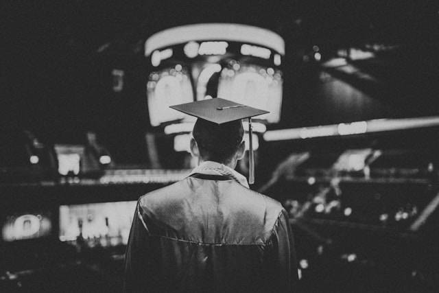 Ilustrasi susunan acara wisuda SMK, Photo by Cole Keister on Unsplash