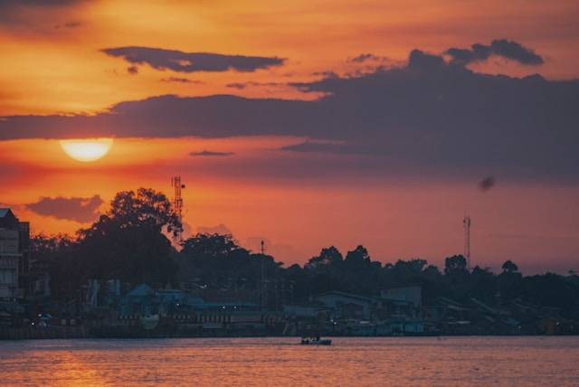 Taman Alun-Alun Kapuas. Foto hanyalah ilustrasi, bukan tempat yang sebenarnya. Sumber: Unsplash/Angga Pratama