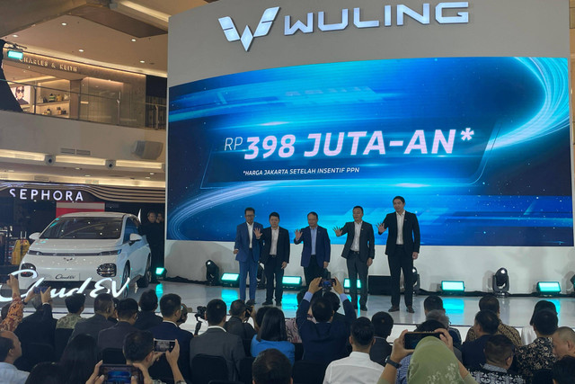 Wuling Motors Indonesia meluncurkan harga resmi mobil listrik Wuling Cloud EV Rp 398 jutaan di Jakarta, Rabu (15/5/2024). Foto: Sena Pratama/kumparan