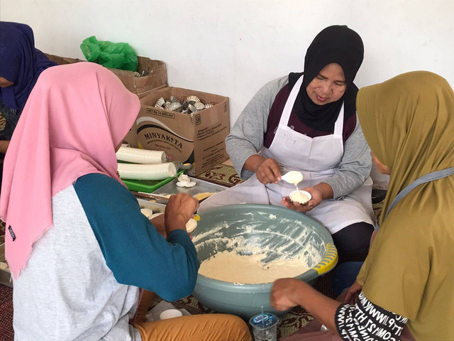 Proses pembuatan bolu kelapa oleh ibu-ibu anggota Desa Prima Gumregah Kalurahan Putat, Patuk, Gunungkidul. Foto: Pandangan Jogja