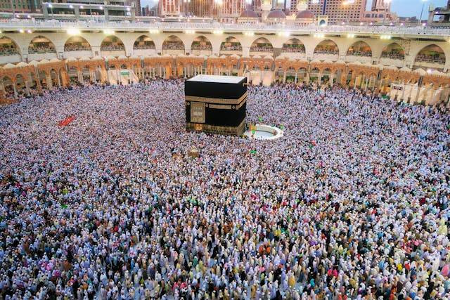 Haji dan umrah adalah dua bentuk ibadah yang dilakukan oleh umat Islam untuk mengunjungi tanah suci Makkah. Foto: Pexels.com