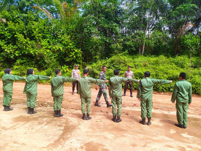 TNI-Polri beri pelatihan kepada anggota Linmas di Nanga Mahap. Foto: Dok. Polsek Nanga Mahap