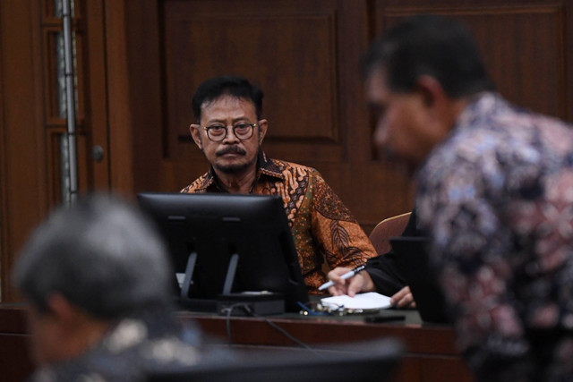 Terdakwa kasus pemerasan dan gratifikasi di Kementerian Pertanian Syahrul Yasin Limpo (kiri) bersiap mengikuti sidang lanjutan di Pengadilan Tipikor, Jakarta, Rabu (15/5/2024). Foto: Akbar Nugroho Gumay/ANTARA FOTO