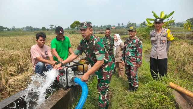 Satuan Tugas (Satgas) Pangan Mabes TNI mengecek jalannya program pompanisasi dan perluasan areal tanam (PAT) di Dusun Bakalan Lor Desa Bligo Kecamatan Ngluwar, Magelang, Jawa Tengah, Rabu (15/5/2024). Foto: Kementan RI