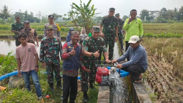 Satuan Tugas (Satgas) Pangan Mabes TNI mengecek jalannya program pompanisasi dan perluasan areal tanam (PAT) di Dusun Bakalan Lor Desa Bligo Kecamatan Ngluwar, Magelang, Jawa Tengah, Rabu (15/5/2024). Foto: Kementan RI