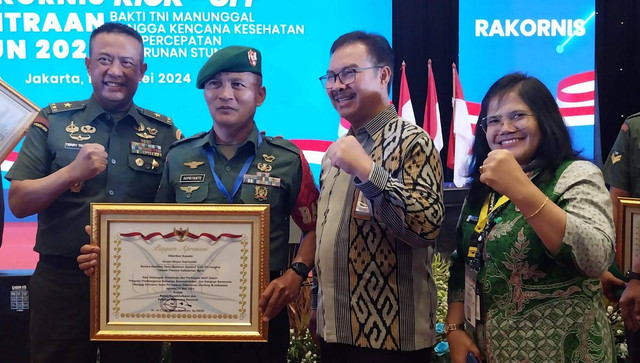 Babinsa Kodim Mempawah menerima penghargaan dari BKKBN RI. Foto: Dok. Pendim Mempawah