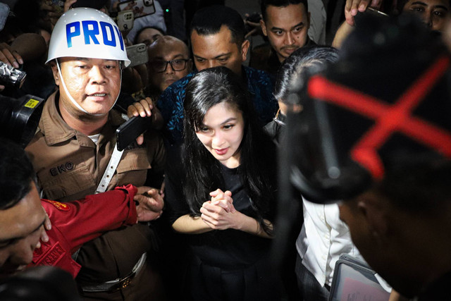 Artis Sandra Dewi berjalan usai menjalani pemeriksaan di Gedung Kejaksaan Agung RI, Jakarta, Rabu (15/5/2024). Foto: Iqbal Firdaus/kumparan