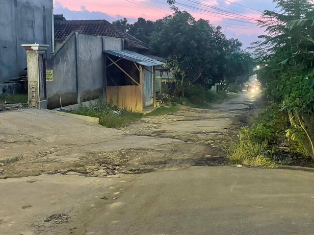 Jalan Pulau Singkep, Kota Bandar Lampung rusak parah, Rabu (15/5/2024) | Foto: Lampung Geh