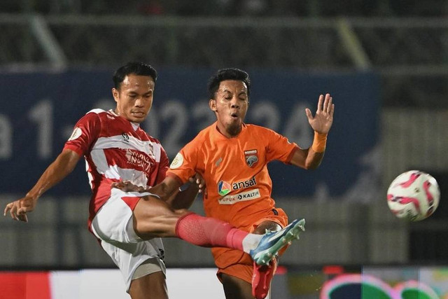 Pertandingan Madura United melawan Borneo FC dalam laga leg pertama semifinal leg I championship serie Liga 1 2023/24 di Stadion Gelora Bangkalan, Bangkalan, Jawa Timur, Rabu (15/5/2024). Foto: Instagram/@borneofc.id